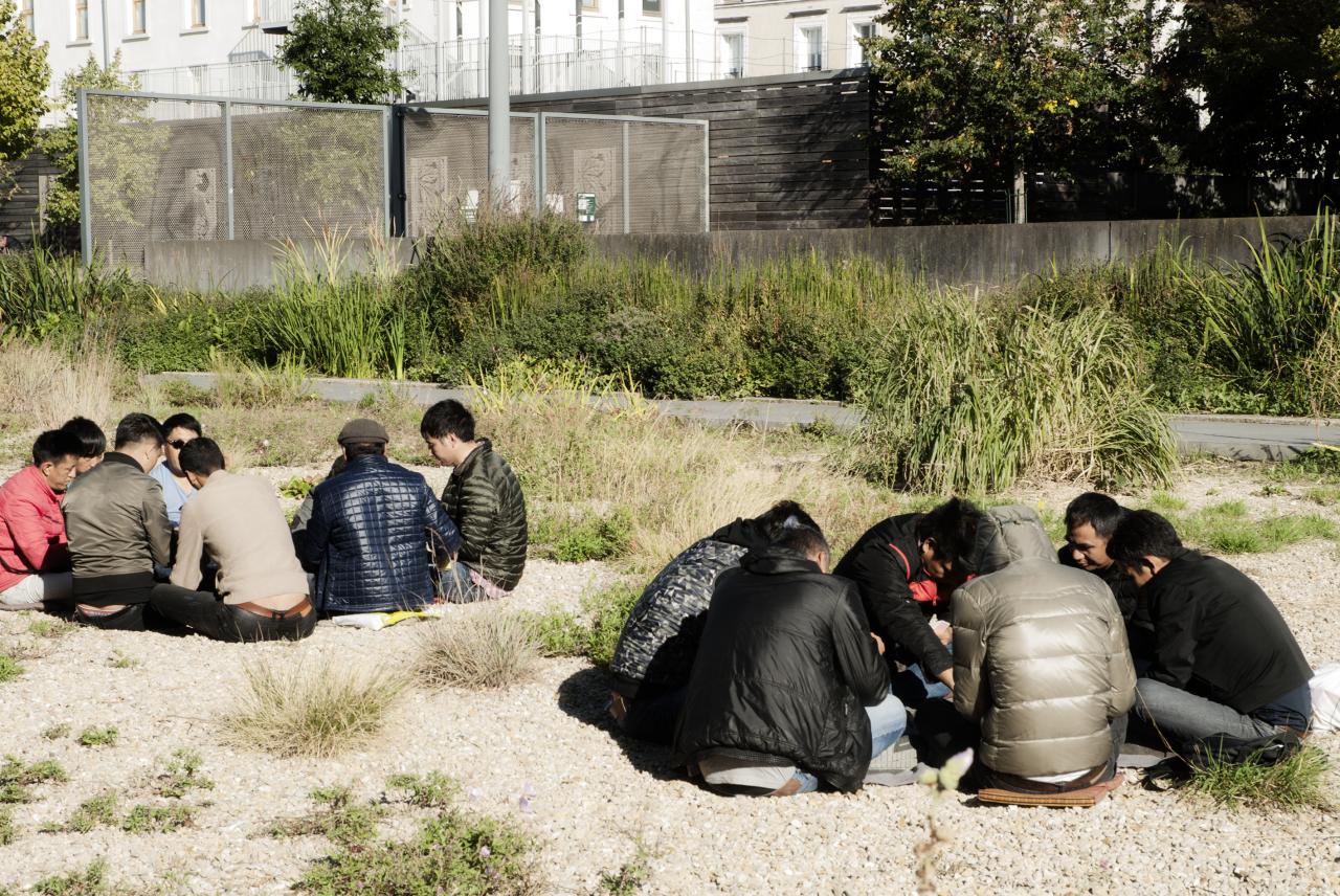 Migrants assis rond parc maroc