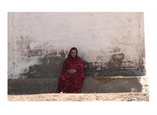 femme-berbere-assise-blanc.jpg